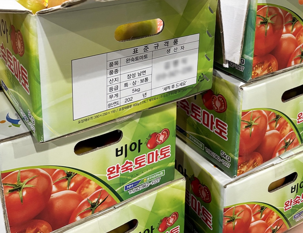 완숙토마토 5kg 상자 옆면, 품목·산지·무게가 적힌 표준규격 라벨